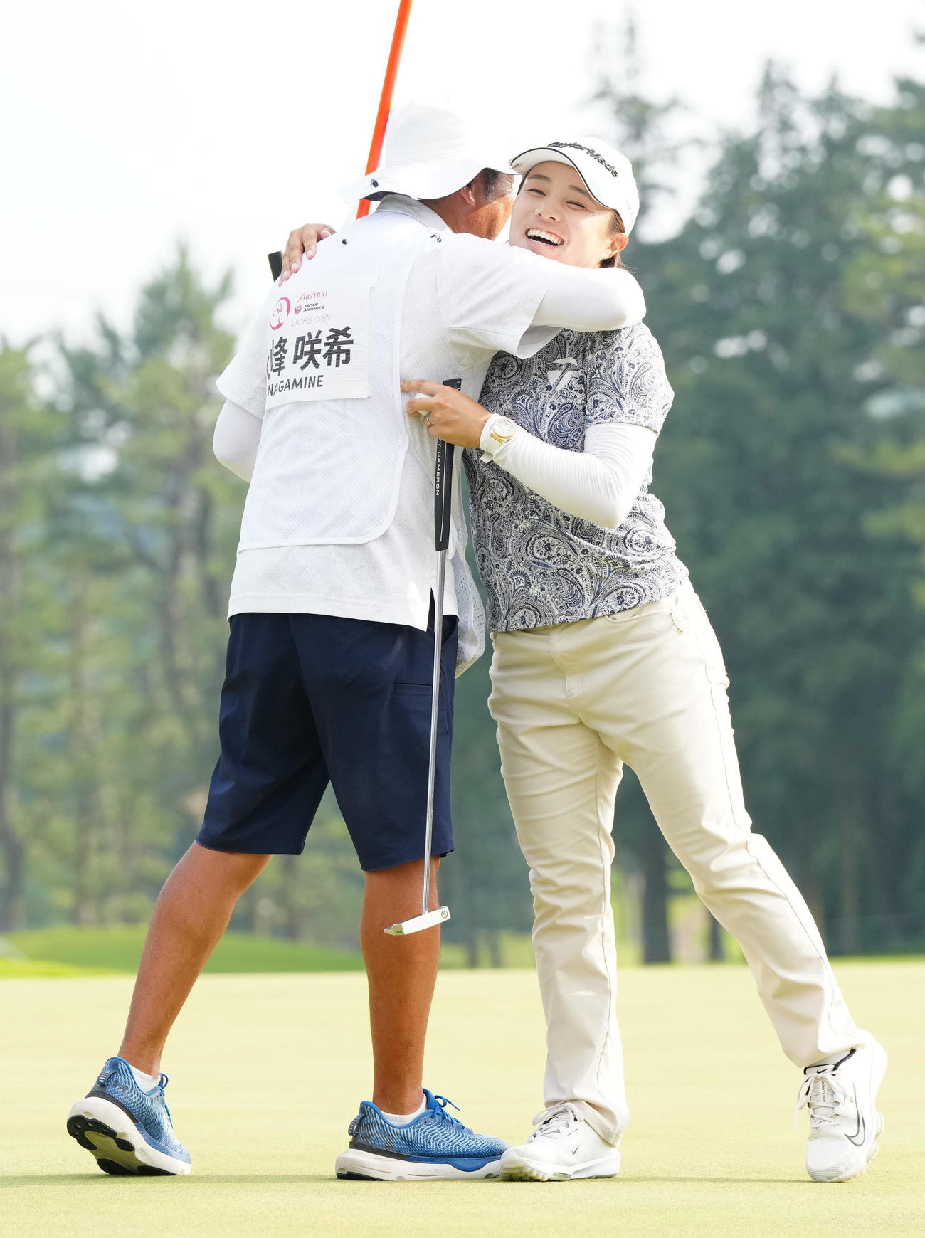 木戸とのプレーオフを制し、キャディーの表広樹さん（左）と喜ぶ永峰（撮影・江口和貴）