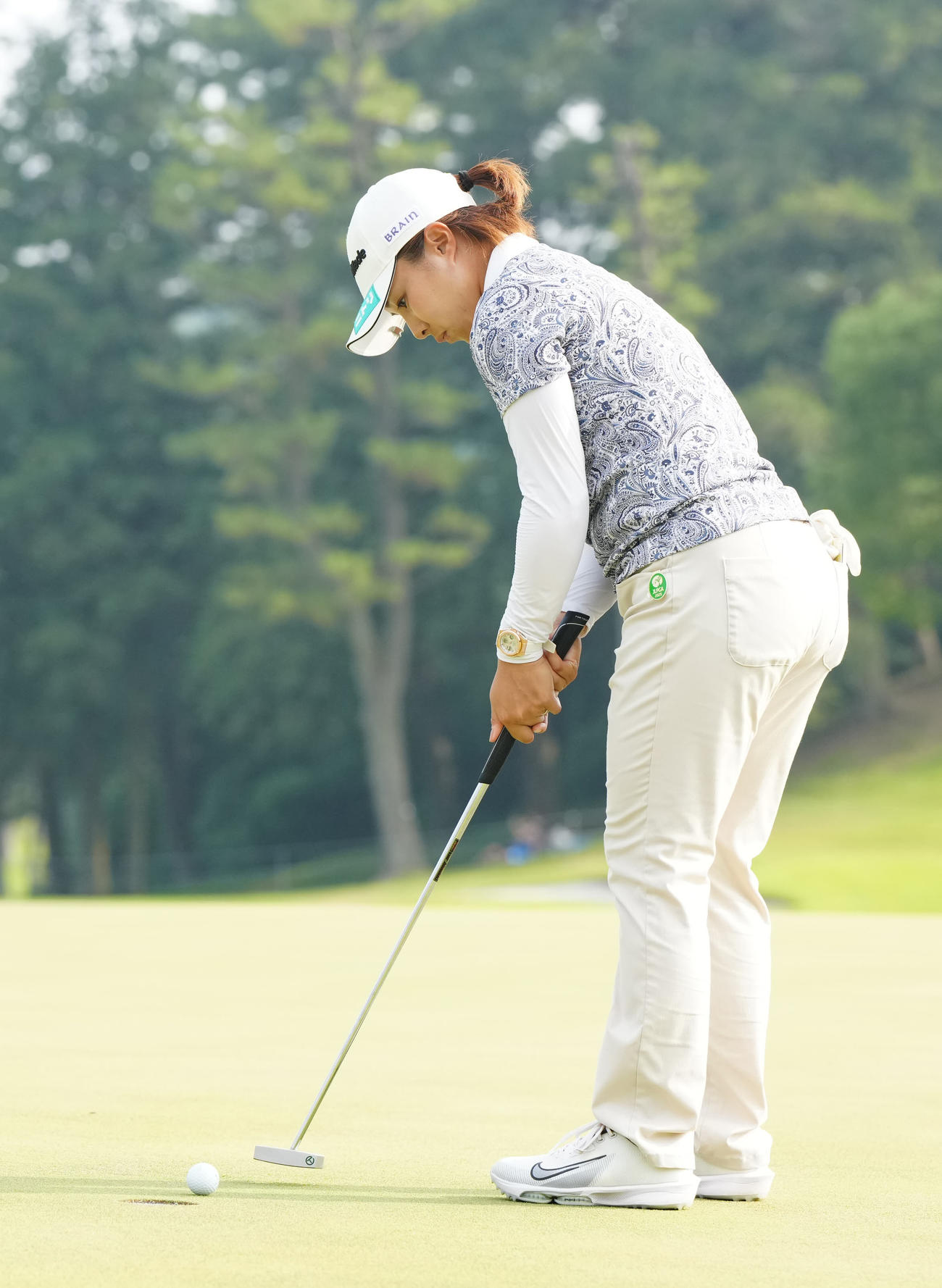 プレーオフ3ホール目、パーパットを決める永峰（撮影・江口和貴）