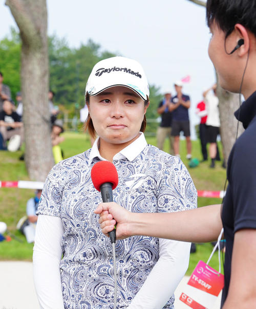 資生堂・JALレディースで優勝し、インタビュー中、涙ぐむ永峰（撮影・江口和貴）