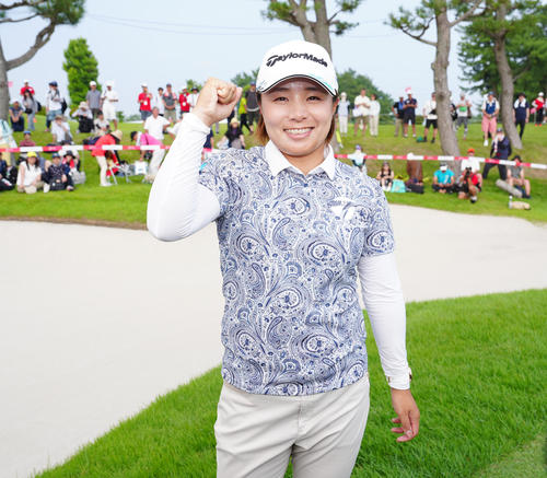 資生堂・JALレディースで優勝し、ガッツポーズを見せる永峰（撮影・江口和貴）