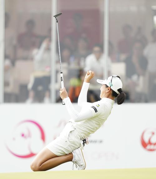 18番、バーディーパットを決めガッツポーズの木戸（撮影・江口和貴）