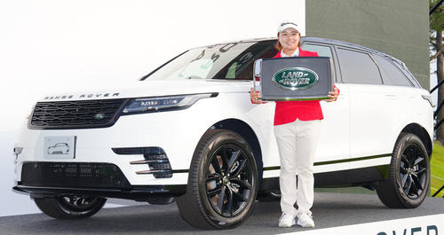 資生堂・JALレディースで優勝し、副賞の車の前で写真に納まる永峰（撮影・江口和貴）