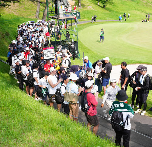 18番に向かう永峰（右端）（撮影・江口和貴）