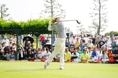 18番、ティーショットを放つ永峰（撮影・江口和貴）