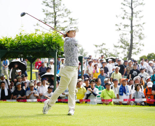 18番、ティーショットを放つ永峰（撮影・江口和貴）