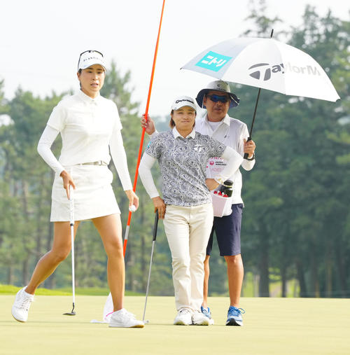 木戸（左）とのプレーオフ3ホール目に臨む永峰（中央）。右はキャディーの表広樹さん（撮影・江口和貴）