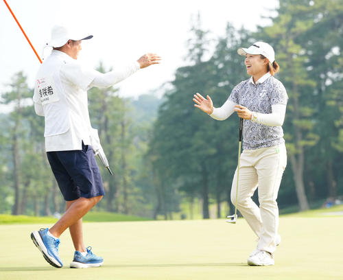 木戸とのプレーオフを制し、キャディーの表広樹さん（左）と喜ぶ永峰（撮影・江口和貴）