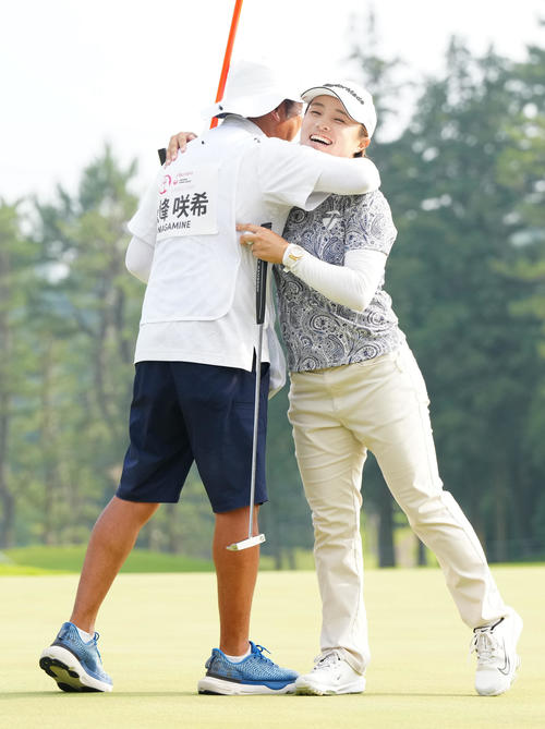 木戸とのプレーオフを制し、キャディーの表広樹さん（左）と喜ぶ永峰（撮影・江口和貴）