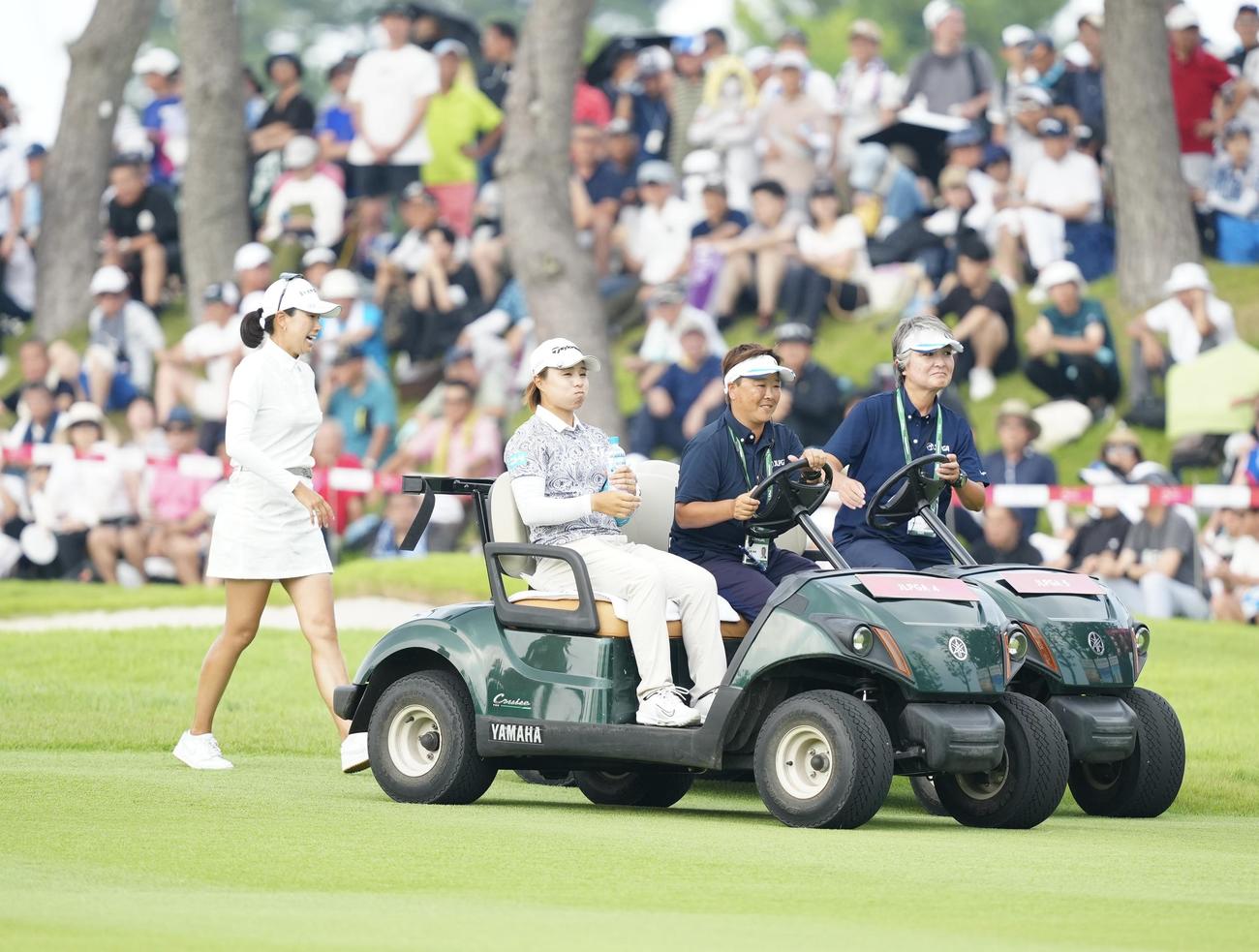 プレーオフに向かう木戸（左）と永峰