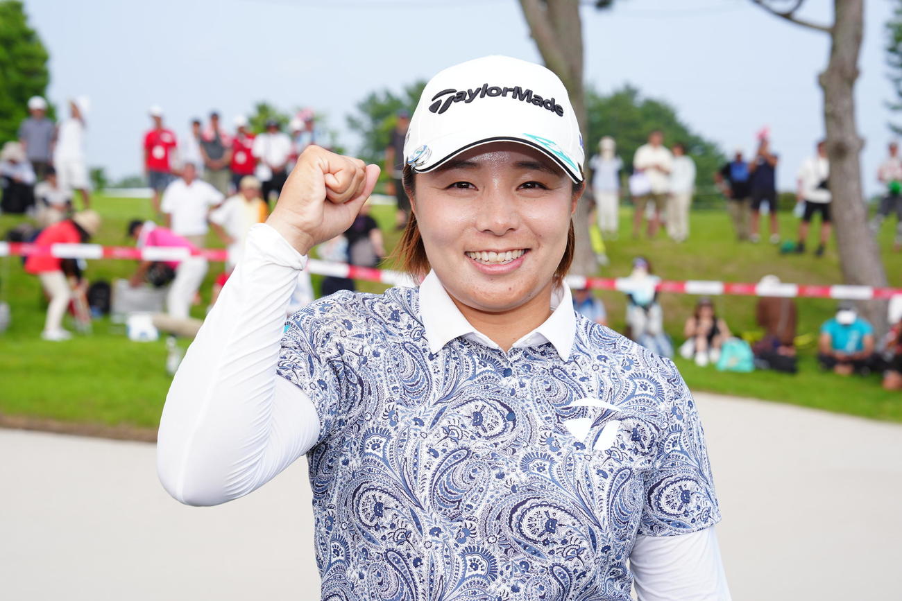 資生堂・JALレディースで優勝しガッツポーズの永峰（撮影・江口和貴）