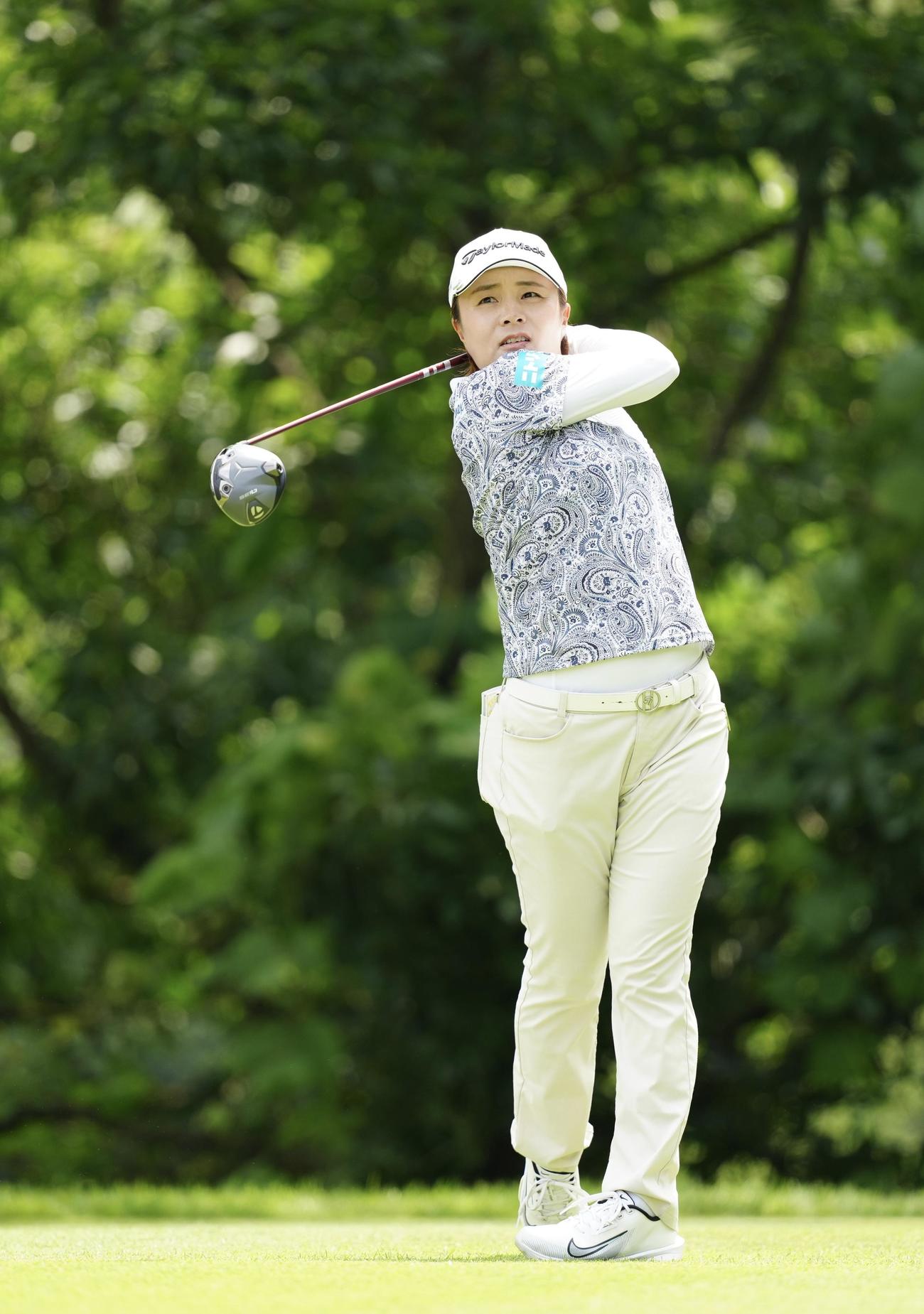 2番、ティーショットを放つ永峰（撮影・江口和貴）