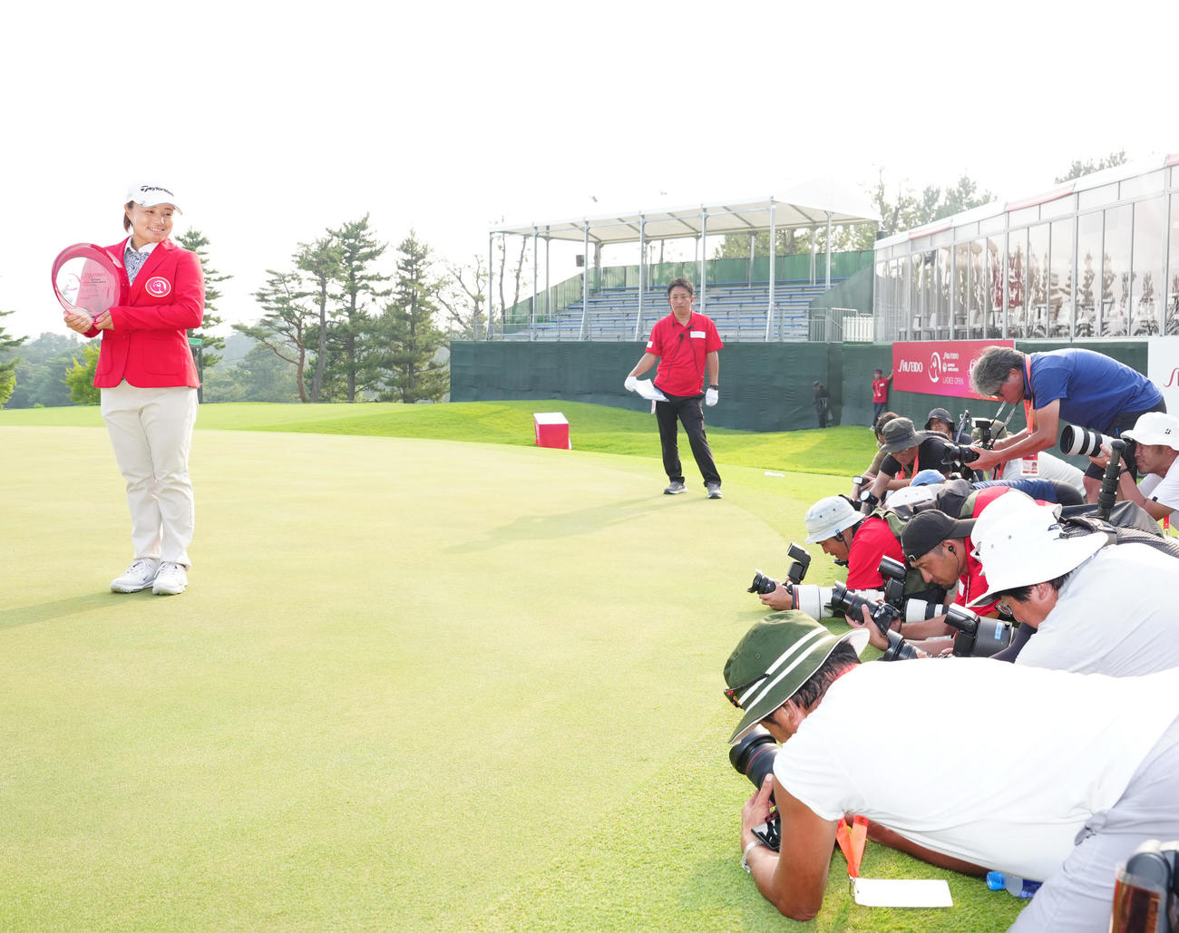 資生堂・JALレディースで優勝し写真撮影に臨む永峰（左）（撮影・江口和貴）