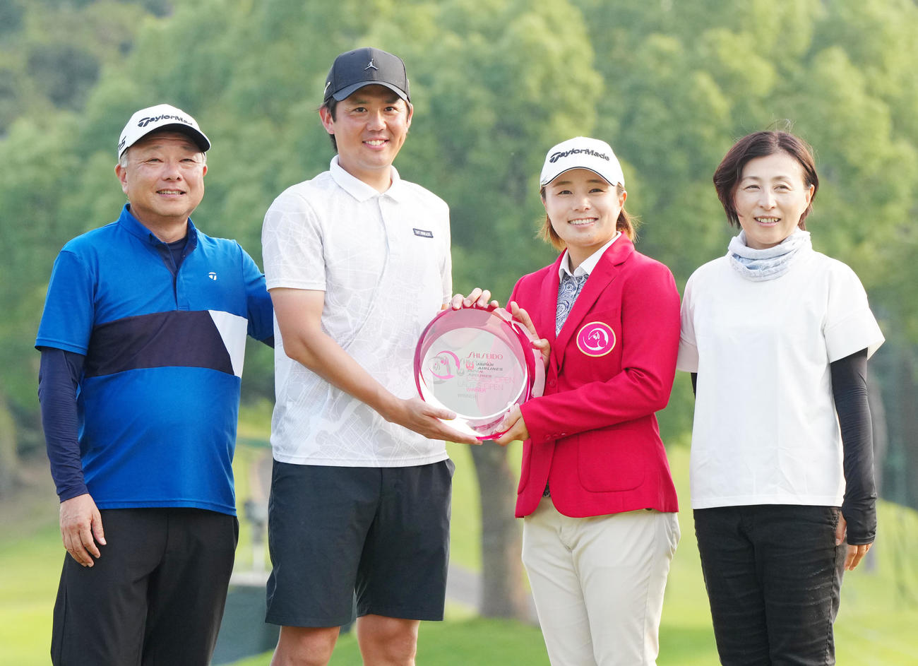 資生堂・JALレディースで優勝し、夫の田野聖和さん（中央左）ら家族と写真に納まる永峰。左は父賢一さん、右は母香奈子さん（撮影・江口和貴）