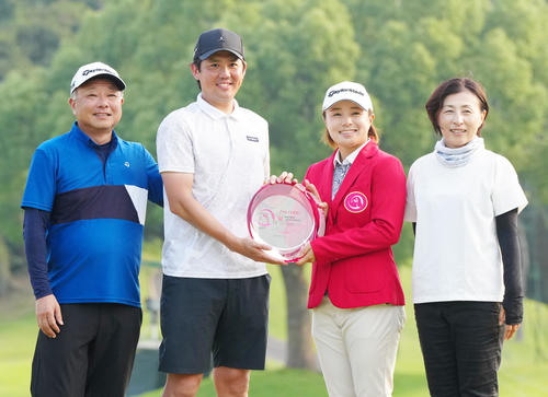 資生堂・JALレディースで優勝し、夫の田野聖和さん（中央左）ら家族と写真に納まる永峰。左は父賢一さん、右は母香奈子さん（撮影・江口和貴）