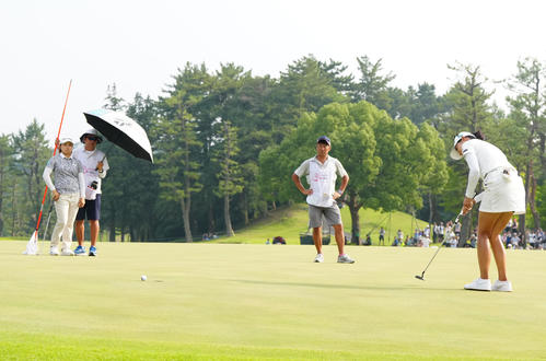 プレーオフ3ホール目、パーパットを決めきれなかった木戸（右）。左端は永峰（撮影・江口和貴）