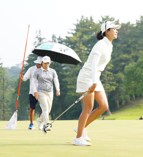 プレーオフ3ホール目、ボギーとした木戸（右）。左は永峰（撮影・江口和貴）