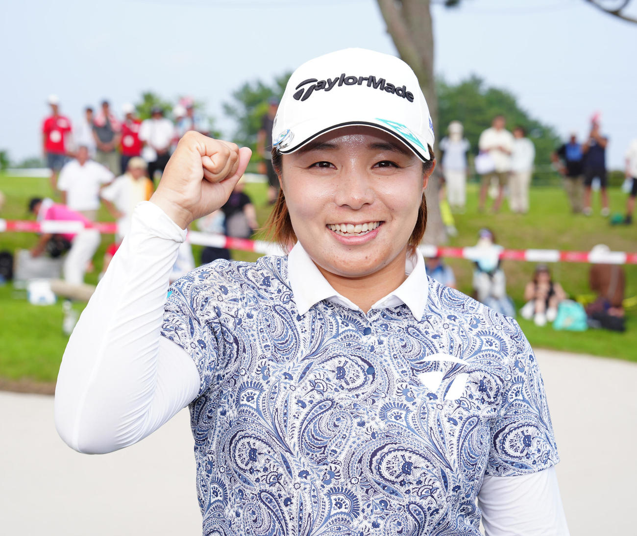 資生堂・JALレディースで優勝し、ガッツポーズを見せる永峰（2025年7月6日撮影）
