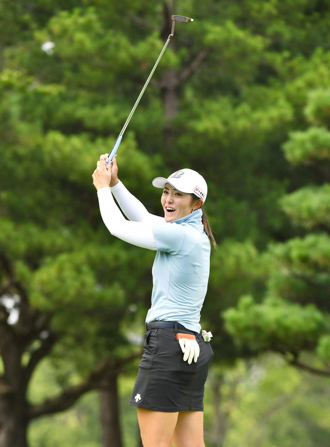 9番、長い距離のイーグルパットが決まり、喜ぶ渡辺彩香（撮影・岩下翔太）