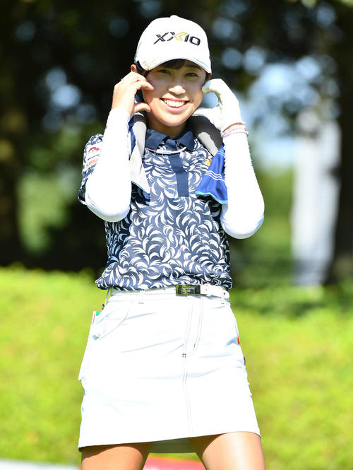 10番、カメラに向かってハートをつくる菅沼菜々（撮影・岩下翔太）