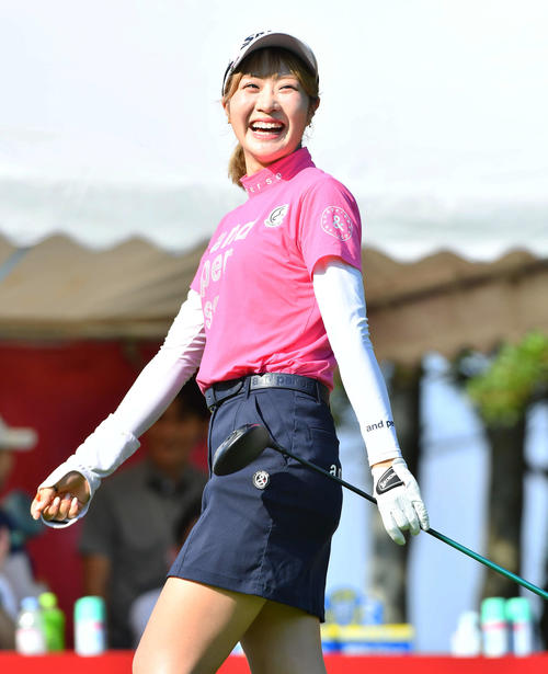 10番、ティーショットを終えて笑顔を見せる都玲華（撮影・岩下翔太）