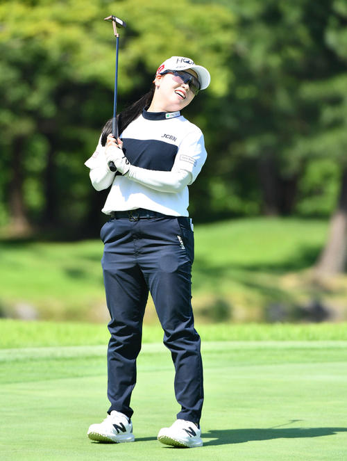 9番、パットを外し悔しがる後藤未有（撮影・岩下翔太）