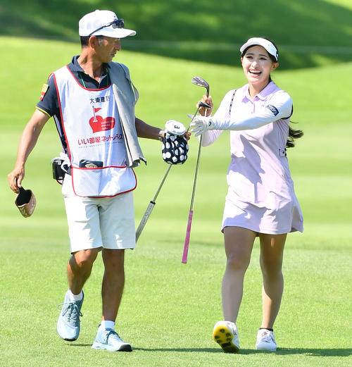 9番、第3打を放ち笑顔で移動する臼井麗香（撮影・岩下翔太）