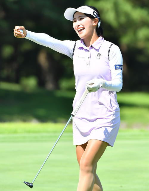 9番、プロアマ戦を終えて笑顔でグータッチする臼井麗香（撮影・岩下翔太）