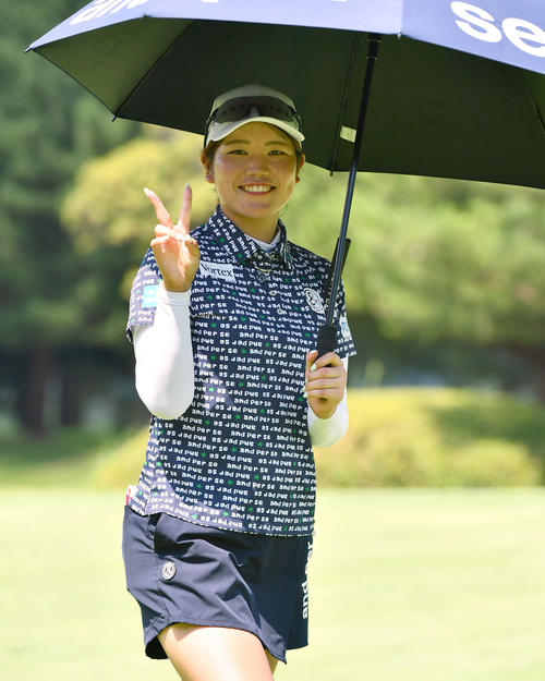 9番、プロアマ戦を終えた桜井心那はカメラに笑顔でピースサインを見せながら引き揚げる（撮影・岩下翔太）