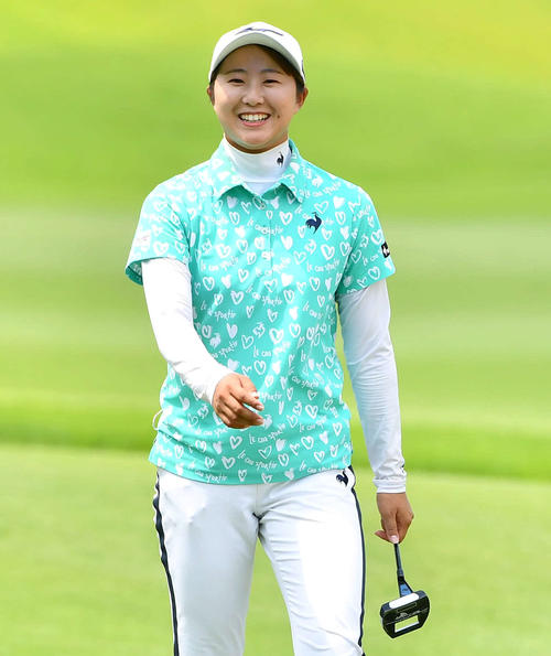 9番、笑顔でグリーンへ向かう稲垣那奈子（撮影・岩下翔太）