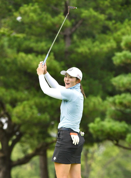 9番、長い距離のイーグルパットが決まり、喜ぶ渡辺彩香（撮影・岩下翔太）