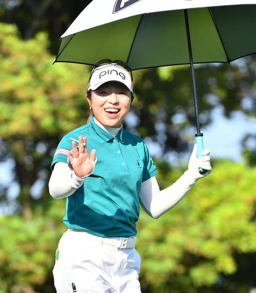 10番、カメラに笑顔で手を振りながら第2打へ向かう佐久間朱莉（撮影・岩下翔太）