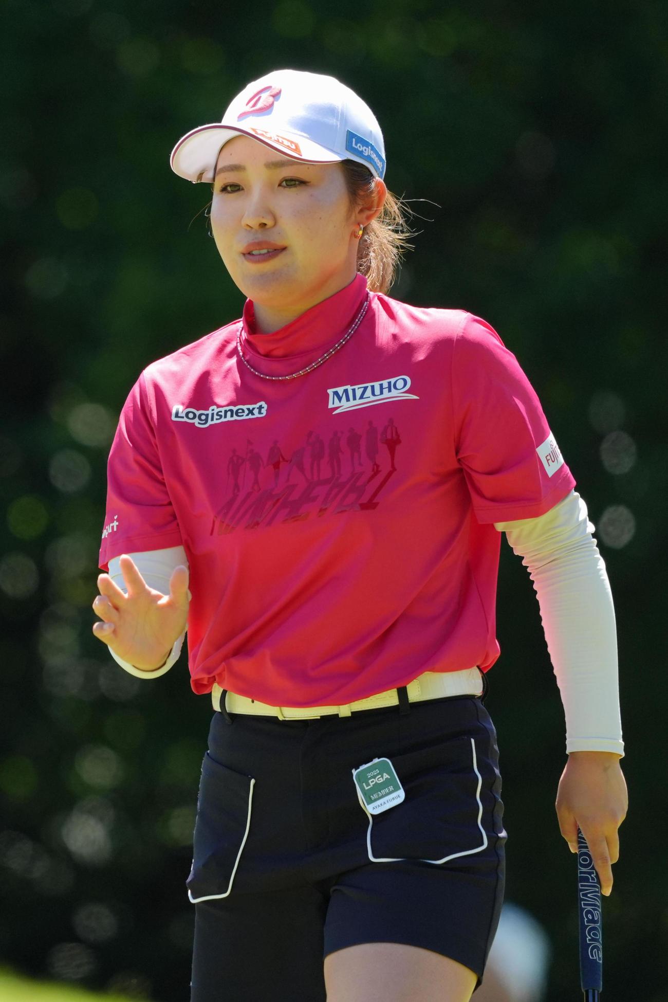 第1ラウンド、6番でバーディーを決め拍手に応える古江彩佳（共同）