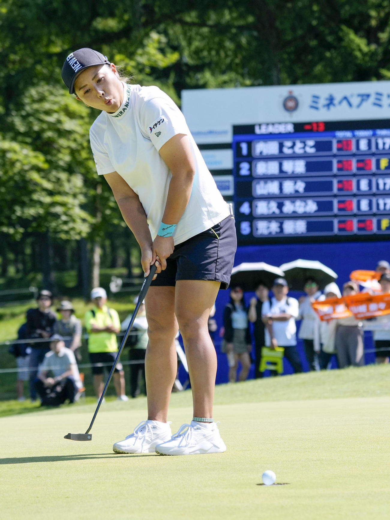 第3日、18番でバーディーパットを沈める山城奈々。通算11アンダーで2位＝真駒内CC（共同）