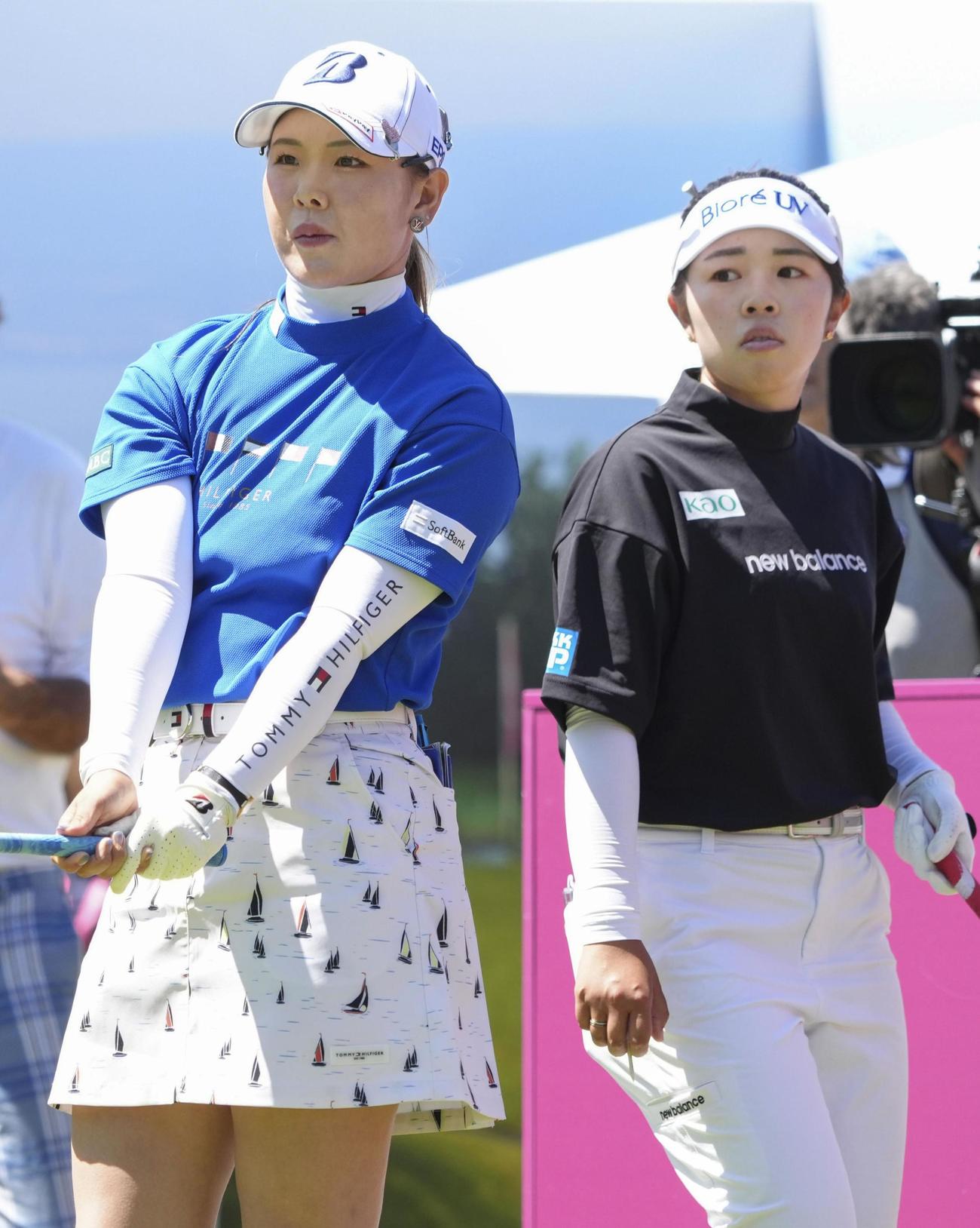 第3ラウンド、打球の行方を追う通算9アンダーの吉田優利。右は通算5アンダーの山下美夢有（共同）