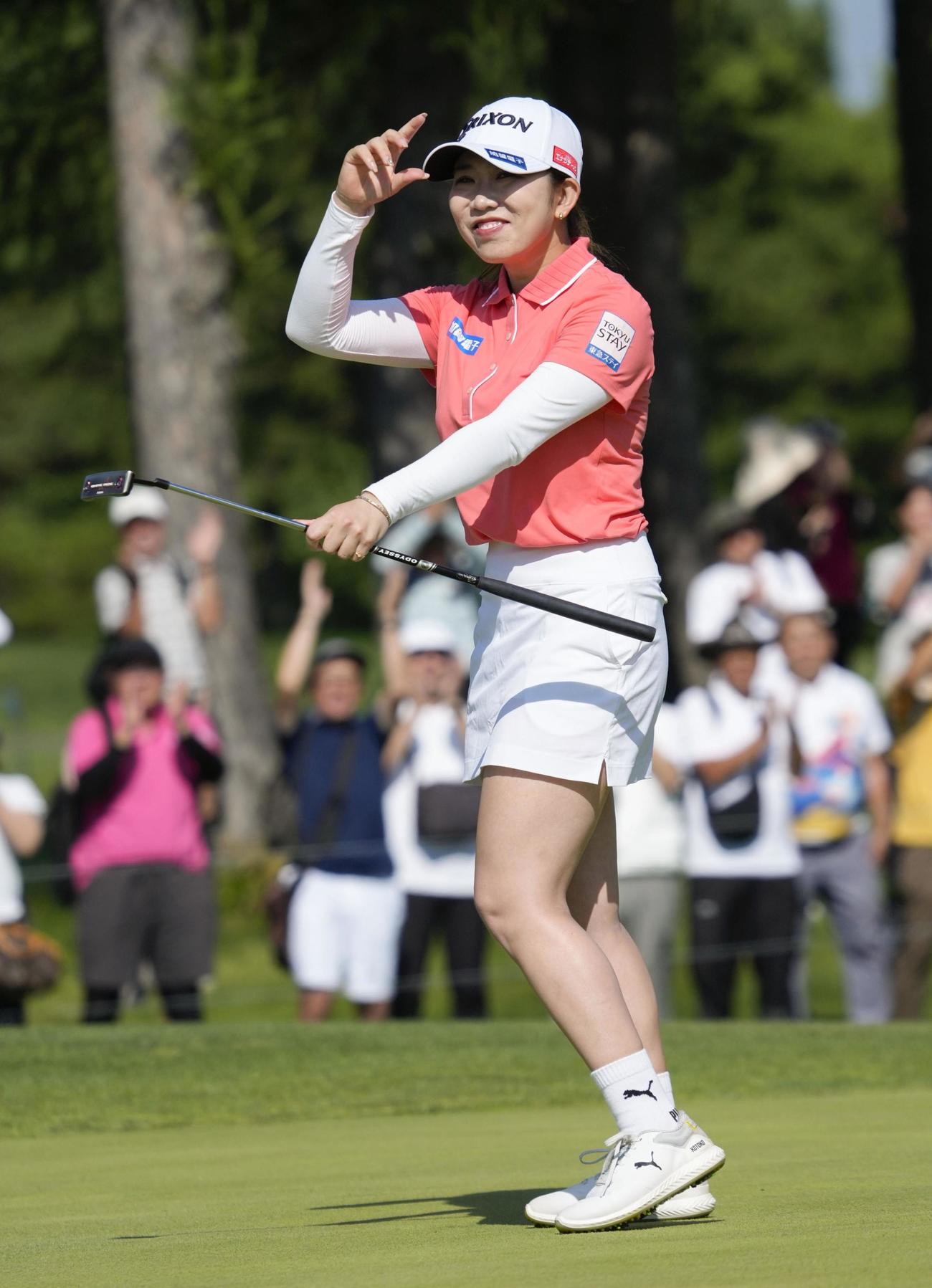 最終日、18番でウイニングパットを決めた内田ことこ(共同)