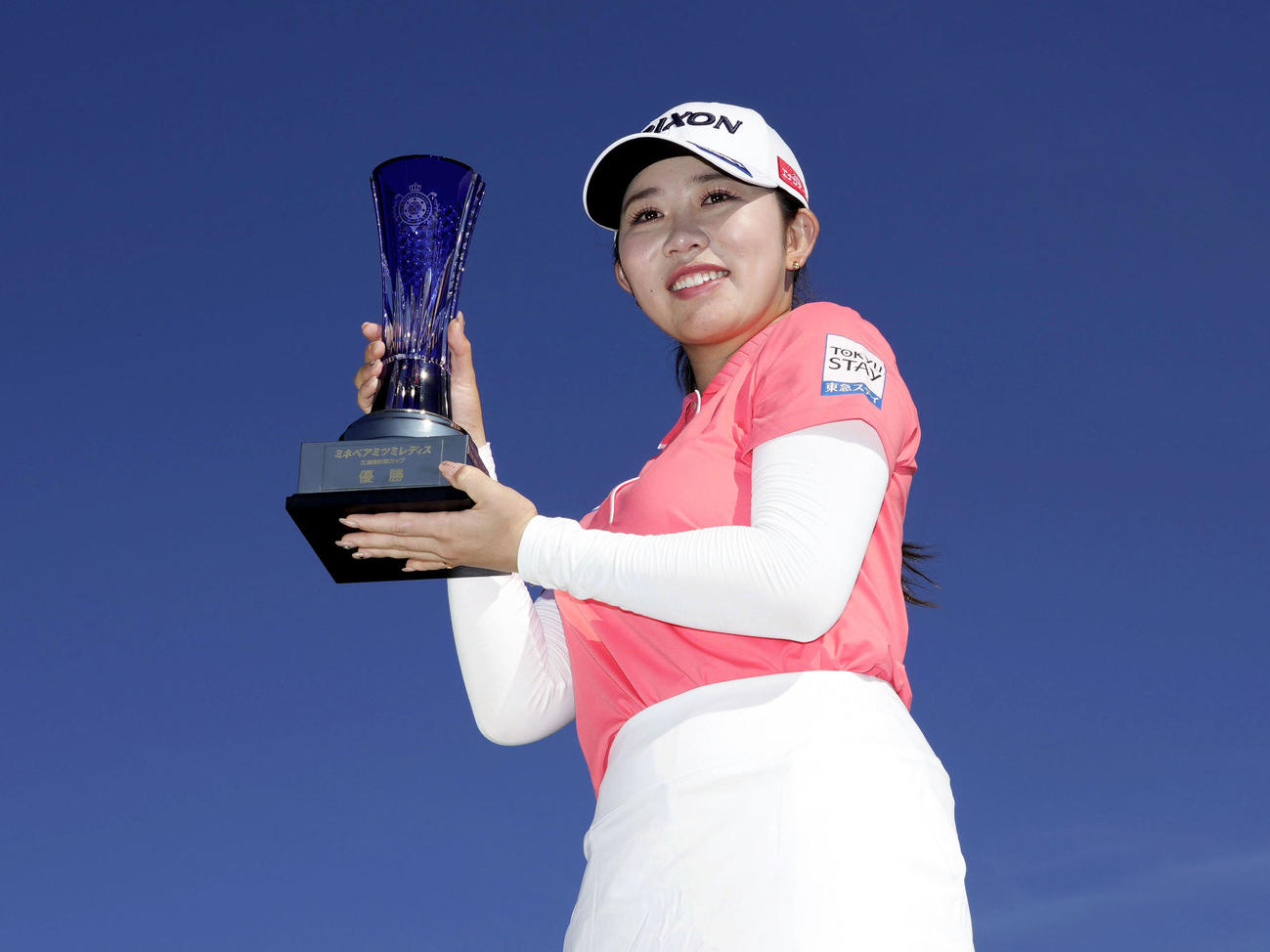 通算16アンダーで優勝した内田ことこ（共同）