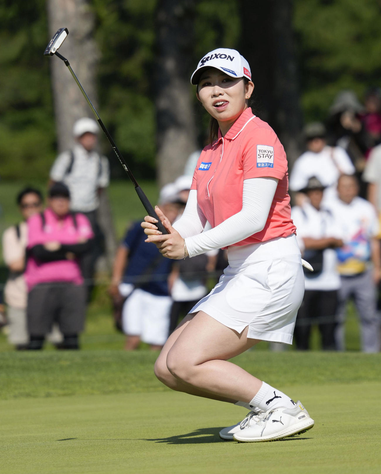 最終日、18番でウイニングパットを決める内田ことこ(共同)