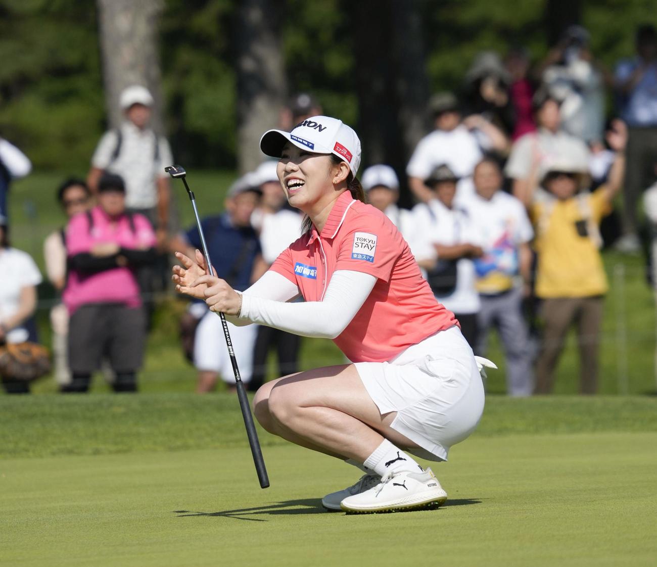 最終日、18番でウイニングパットを決めた内田ことこ(共同)