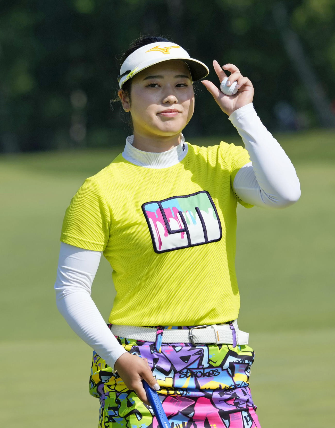 最終日、ホールアウトする仲村果乃。通算10アンダーで2位(共同)