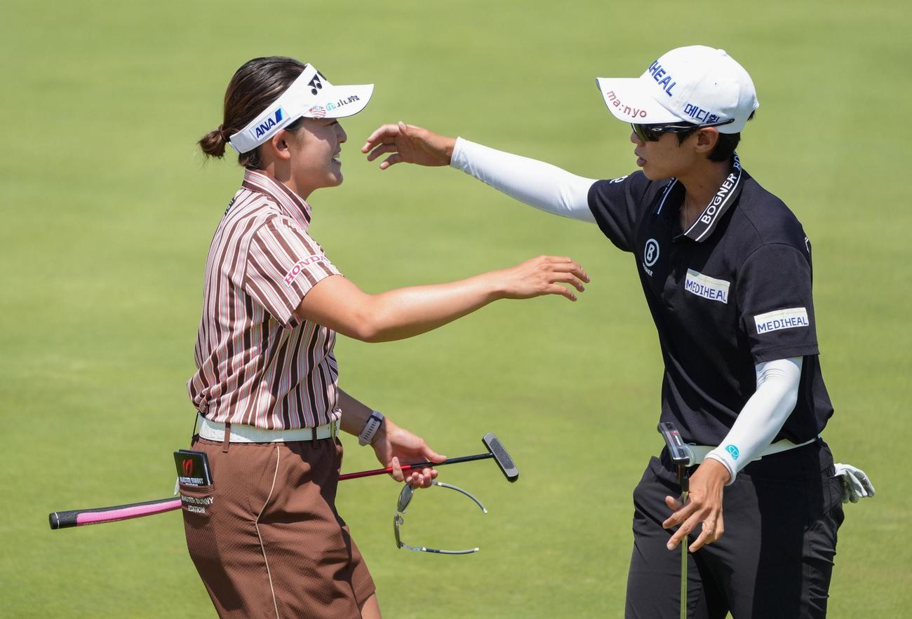 最終ラウンド、通算8アンダーでホールアウトする岩井千怜（左）（共同）