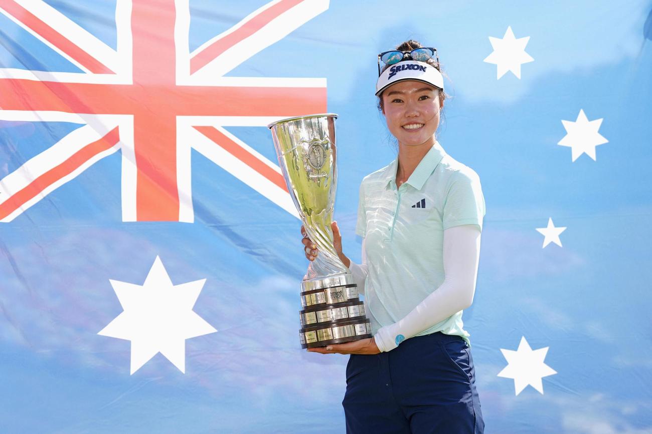 メジャー初優勝を果たし、トロフィーを掲げるグレース・キム（共同）