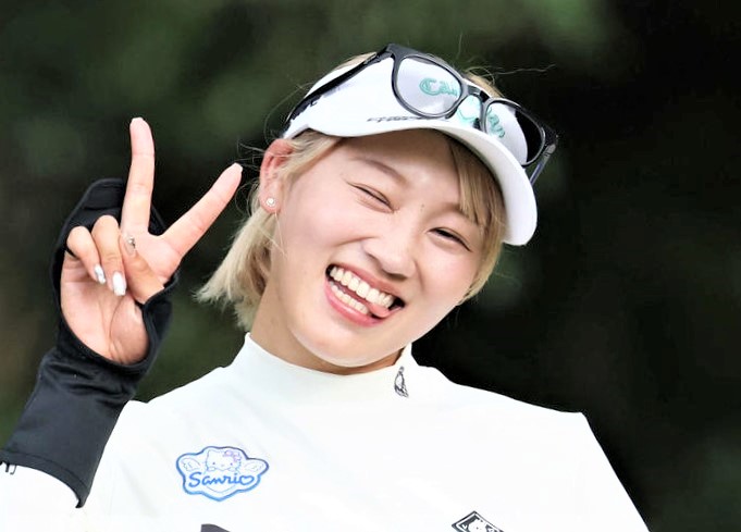 ピースサインをする女子ゴルファーの手束雅（2025年6月撮影）
