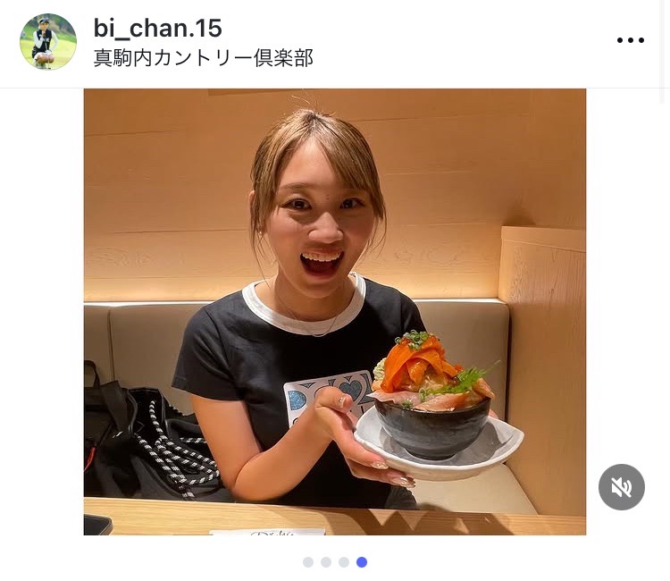 海鮮丼を手にしながら笑顔を見せる手束雅（インスタグラムから）