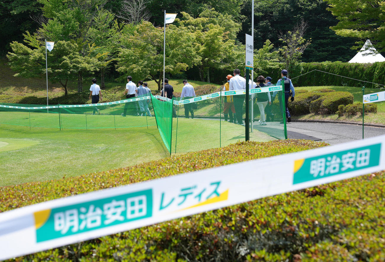熊の目撃情報があった現場付近の検証へ向かう警察、関係者ら（撮影・足立雅史）