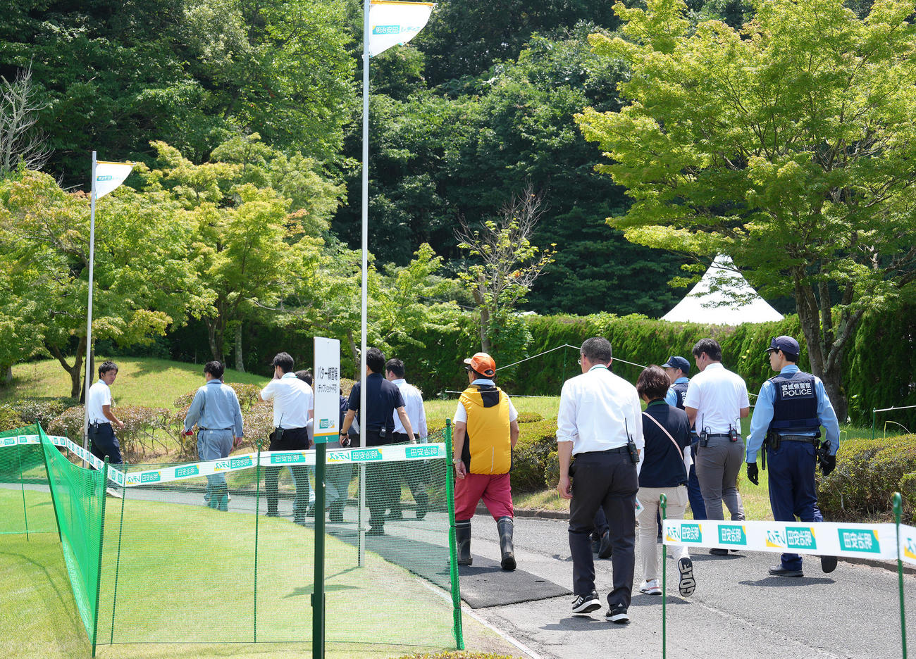 熊の目撃情報があった現場付近の検証へ向かう警察、関係者ら（撮影・足立雅史）