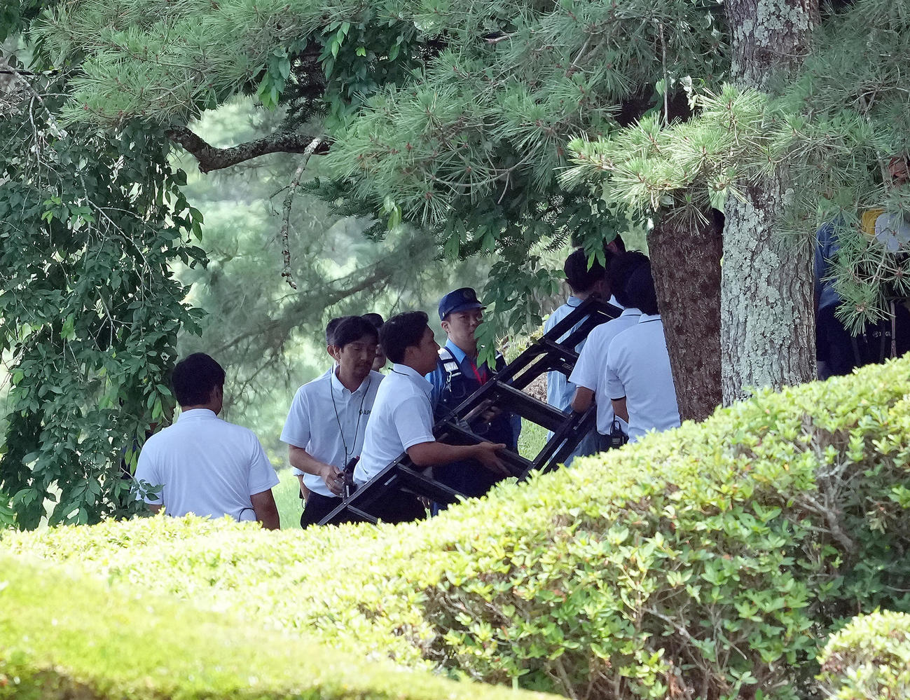 熊の目撃情報があった現場付近で作業する警察、関係者ら（撮影・足立雅史）