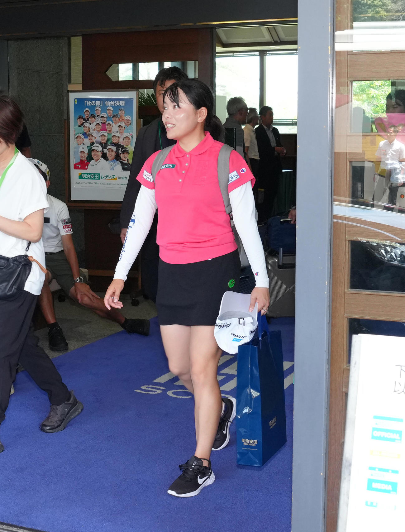 プロアマ戦が中止となり引き揚げる勝（撮影・足立雅史）