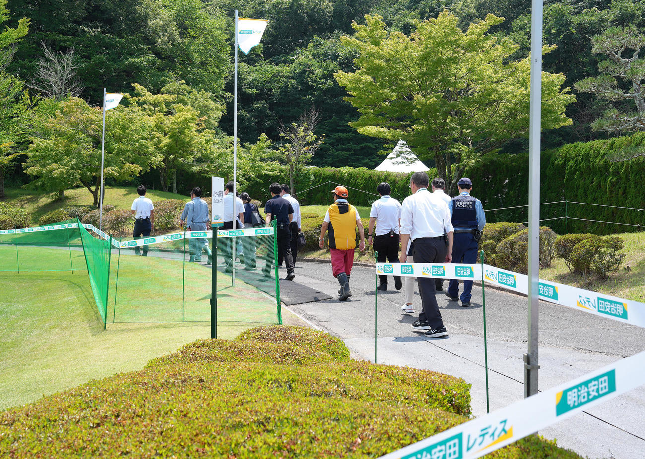 熊の目撃情報があった現場付近の検証へ向かう警察、関係者ら（撮影・足立雅史）