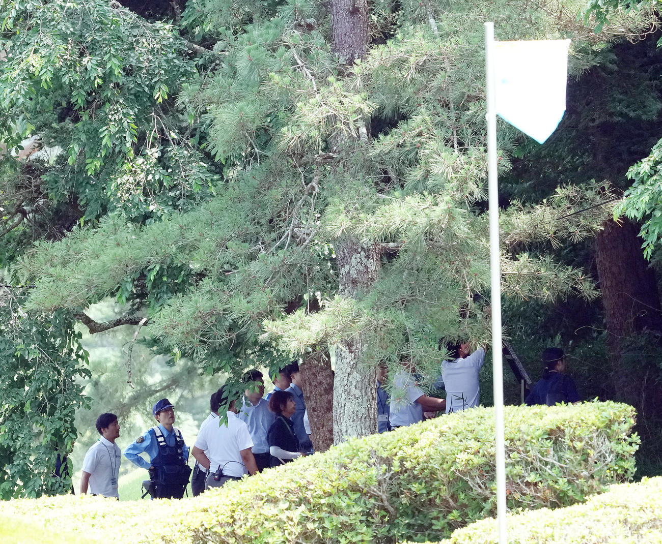 熊の目撃情報があった現場付近で作業する警察、関係者ら（撮影・足立雅史）
