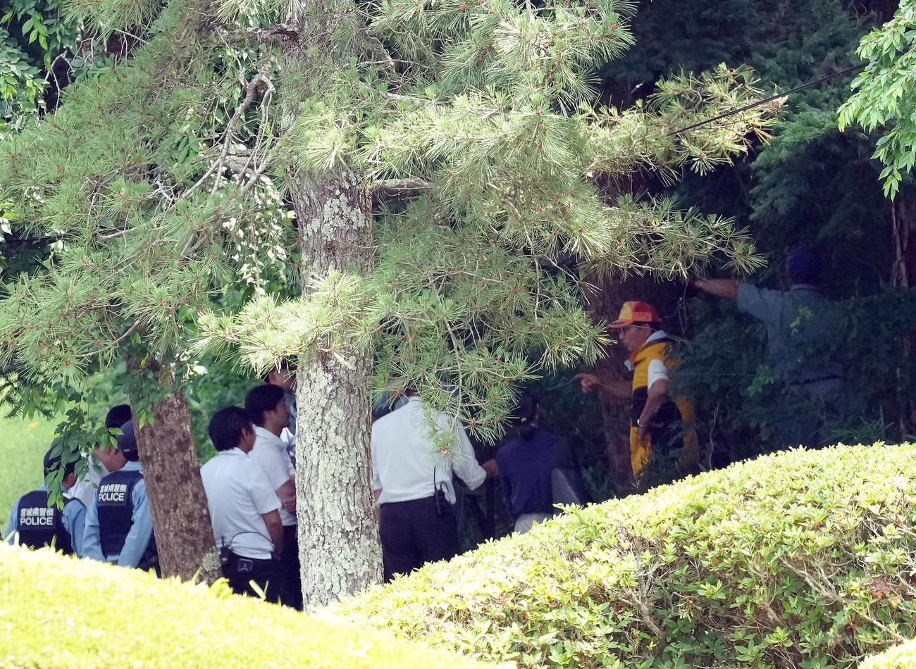 熊の目撃情報があった現場付近で作業する警察、関係者ら（撮影・足立雅史）＝25年7月16日